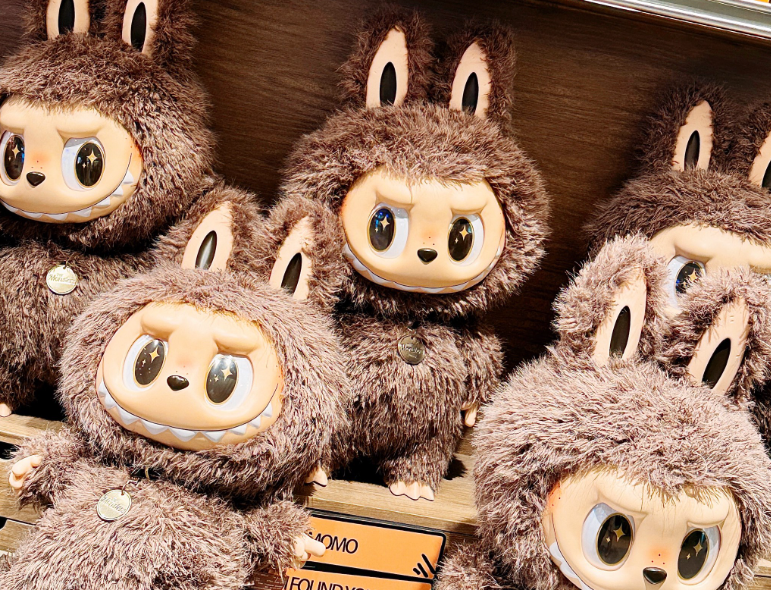 LABUBU为什么火成这样？从符号型IP的爆发，看懂这个时代的文化密码